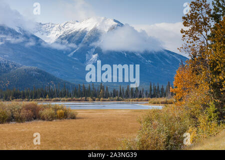 Vermillion Seen nur eine kurze Entfernung von der Stadt Banff Alberta Kanada Stockfoto