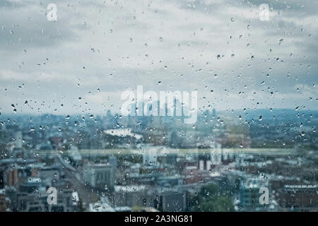Regentropfen auf dem Glas auf dem Hintergrund der London City. Fokus auf fällt. Stockfoto
