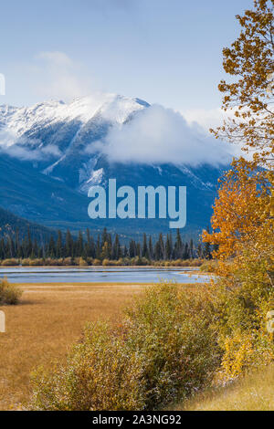 Vermillion Seen nur eine kurze Entfernung von der Stadt Banff Alberta Kanada Stockfoto