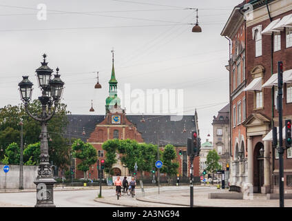 Holmen Kirche im Zentrum von Kopenhagen auf der Straße Holmens Kanal (Holmen Kanal), Fragment der Danske Bank ist die Zentrale des Unternehmens aufgerufen Stockfoto