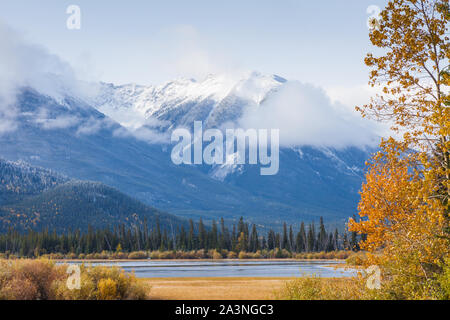 Vermillion Seen nur eine kurze Entfernung von der Stadt Banff Alberta Kanada Stockfoto