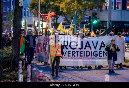 Hamburg, Deutschland. 09 Okt, 2019. Kurden protestieren im Hamburger Schanzenviertel gegen die türkische Militäroffensive im Norden Syriens mit einem Banner mit der Aufschrift 'Defend Rojava'. Quelle: Axel Heimken/dpa/Alamy leben Nachrichten Stockfoto