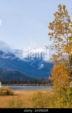 Vermillion Seen nur eine kurze Entfernung von der Stadt Banff Alberta Kanada Stockfoto