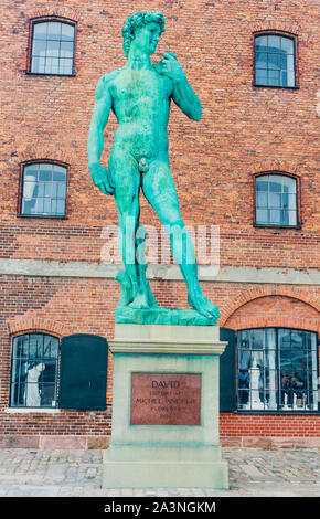 Nachbildung von Michelangelos David-Statue von außerhalb des Royal Cast Sammlung Gebäude auf langelinie Promenade. Kopenhagen. Dänemark Stockfoto