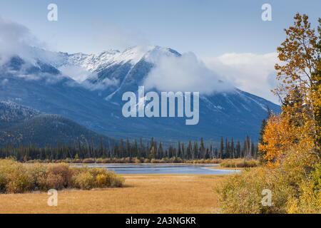 Vermillion Seen nur eine kurze Entfernung von der Stadt Banff Alberta Kanada Stockfoto