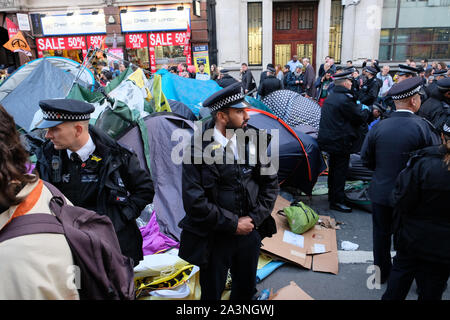 Whitehall, London, UK. 9. Oktober 2019. Die demonstranten Zelte werden entfernt. Aussterben rebellion Klimawandel Demonstranten um Westminster. Quelle: Matthew Chattle/Alamy leben Nachrichten Stockfoto