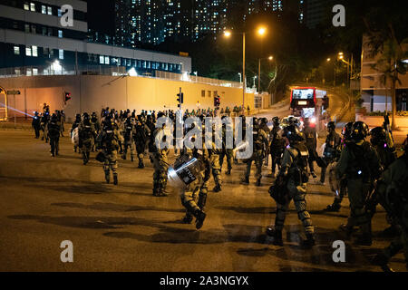 Hongkong, China. 9. Oktober 2019. Großen, ruhigen versammelt Lieder an MOStown Mall in Ma On Shan in Solidarität mit mehreren Wachen, die von der Polizei in dieser Woche verhaftet wurden singen. Später Kleine Gruppe von Demonstranten gingen in der Nähe Shatin gg Polizeistation und rief den Missbrauch bei der Polizei und warf Gegenstände. Die Bereitschaftspolizei später berechnet, aber niemand festgenommen. Polizei zurück zur Polizei nach dem fehlerhaften Festnahmen nach zu machen. Iain Masterton/Alamy Leben Nachrichten. Stockfoto