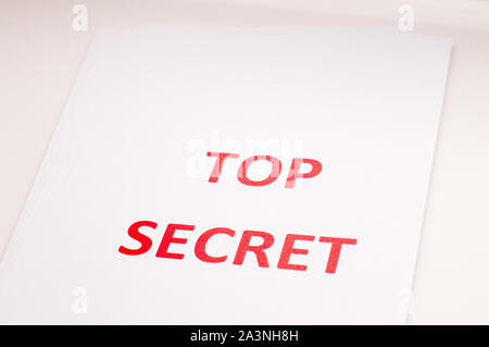 Rote Beschriftung TOP SECRET auf einem weißen Blatt. Geheimnisse und Verschwörungen. Archiv von Dokumenten. Jahresrechnung. Stockfoto