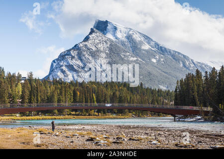 Laminierten Holz- Brücke überspannt den Bow River in Banff Alberta Kanada mit Mount Rundle im Hintergrund Stockfoto