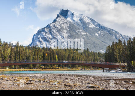 Laminierten Holz- Brücke überspannt den Bow River in Banff Alberta Kanada mit Mount Rundle im Hintergrund Stockfoto