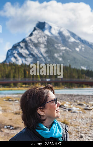 Attraktive gut gekleidete Frau an der Bergwelt rund um Banff Alberta Kanada mit Mount Rundle im Hintergrund Blick Stockfoto