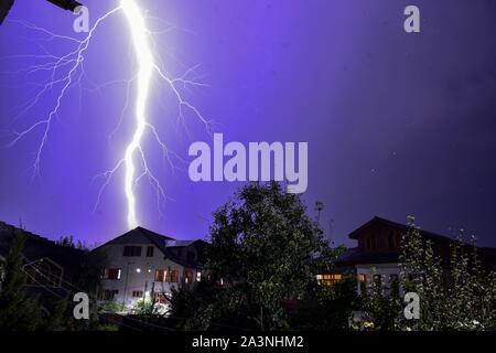 Srinagar, Jammu, Kaschmir, Indien. 9. Okt., 2019. Blitzschläge bei Gewitter in Srinagar. Credit: Saqib Majeed/SOPA Images/ZUMA Draht/Alamy leben Nachrichten Stockfoto