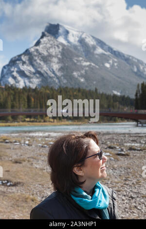 Attraktive gut gekleidete Frau an der Bergwelt rund um Banff Alberta Kanada mit Mount Rundle im Hintergrund Blick Stockfoto