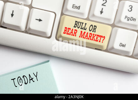 Konzeptionelle Hand schreiben, Stier oder Bär Markt Frage. Konzept Sinn fragen jemanden über seine Methode weiß PC-Tastatur mit Hinweis pa Stockfoto