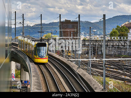 Straßenbahn auf Bahnstrecke in Stadt gegen bewölkter Himmel Stockfoto