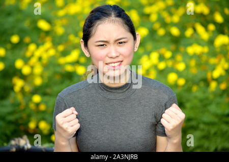 Mad schöne Filipina erwachsene Frau Stockfoto