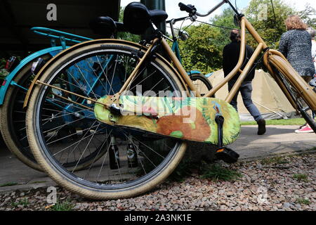 Retro Fahrrad mit Sonnenblumen Gemälde von Vincent Van Gogh Stockfoto