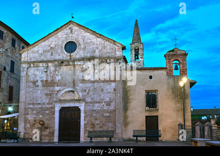 Stein, mittelalterliche Kirche mit Glockenturm im Dorf Magliano in Toscana, Italien Stockfoto