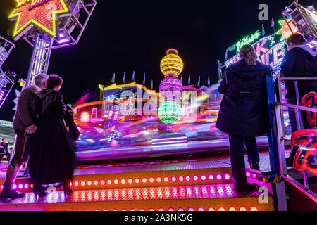 München, Deutschland, 28. September 2019: Besucher genießen Sie den Blick auf einen Vergnügungspark Reiten. Breakdancer lustige Fahrt, Oktoberfest Stockfoto