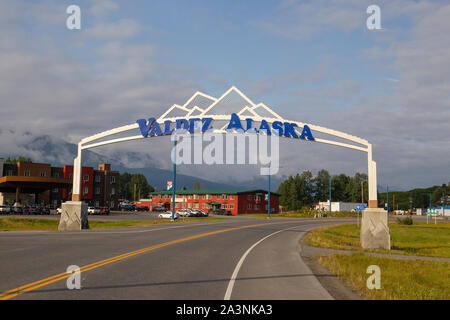 Schild am Eingang nach Valdez Alaska auf dem Richardson Highway im US-Bundesstaat Alaska. Stockfoto