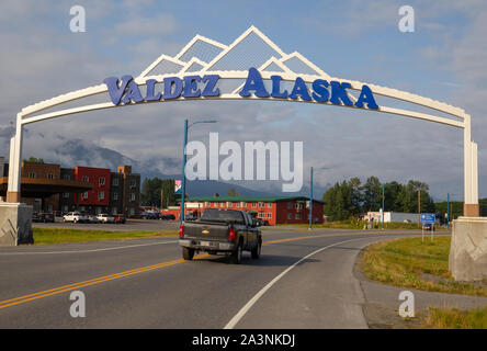 Schild am Eingang nach Valdez Alaska auf dem Richardson Highway im US-Bundesstaat Alaska. Stockfoto