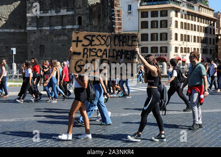 27. Sep 2019. Freitags für Zukunft. Schule Streik für das Klima. Italienische Jugendliche mit einem Karton Plakat in Rom, Italien. Stockfoto