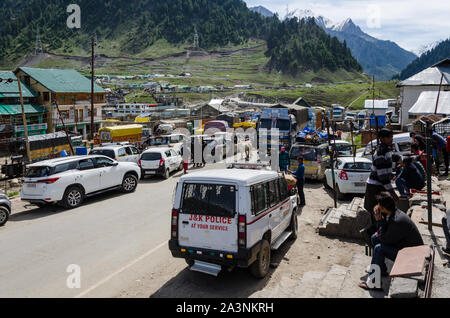 Verkehrsprobleme an Sonamarg, Jammu und Kaschmir, warten für schwere Lkw nach Zoji La Pass roll Weitere Staus auf dem Pass zu vermeiden. Stockfoto