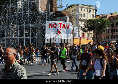 Freitags für Zukunft. Schule Streik für das Klima. Junge Demonstrantin, die eine Flagge gegen Treno Alta Velocità (High Speed Train) in Rom, Italien. Stockfoto