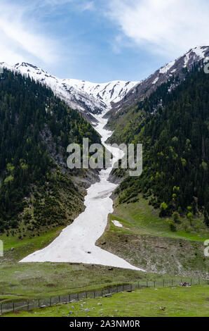 Einen gefrorenen Fluss aus über einem schneebedeckten Berg in Baltal, Jammu und Kaschmir, Indien Stockfoto