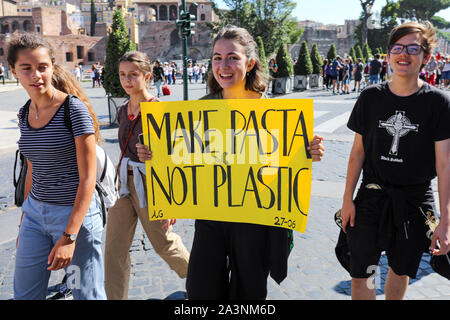27. Sep 2019. Freitags für Zukunft. Schule Streik für das Klima. Italienische Jugendliche mit 'Make Pasta nicht aus Kunststoff'-Plakat in Rom, Italien. Stockfoto