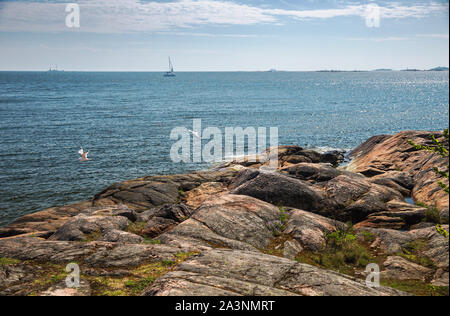 Schöne finnische Landschaft, felsige Ufer des Golfs von Finnland über ein sonniger Frühlingstag, Suomenlinna, Helsinki, Finnland Stockfoto