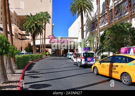 In Las Vegas, Nevada, USA, 30. September 2018. Dies ist der Eingang zur Lobby des Flamingo Hotel und Casino. Eine lange Reihe von Taxi warten zu gemietet werden Stockfoto