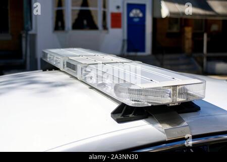 Polizisten interagieren mit Jugendlichen der Gemeinschaft während einer Block Party am Sonntag, den 5. Oktober 2019 Auf dem Gelände der August Polizei schießen und Ho Stockfoto