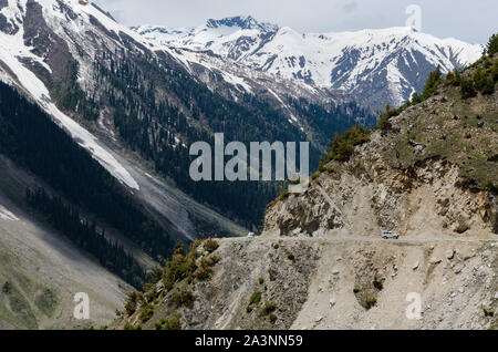 Fahrzeuge ihren Weg bis die gefährlichen Zoji La Pass, Srinagar - Leh National Highway, Jammu und Kaschmir, Indien Stockfoto