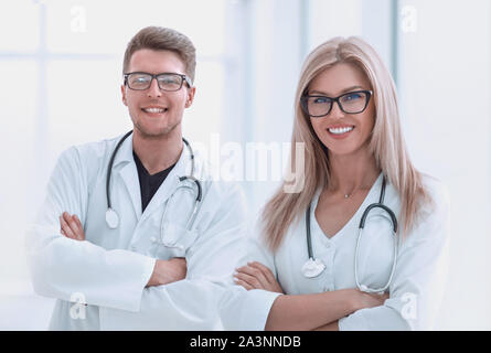 Bis zu schließen. zwei Ärzte mit stethoskope im Krankenhaus Flur stehend Stockfoto