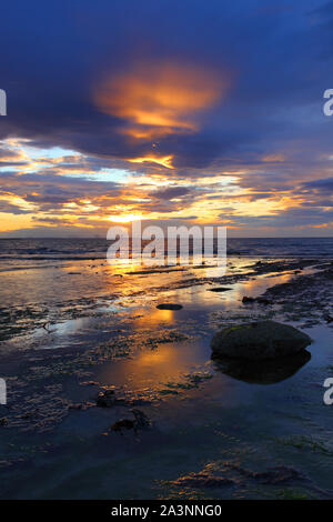 Schönes Licht wie die Sonne über der Nordsee in Saltburn, North Yorkshire, England, Vereinigtes Königreich. Stockfoto