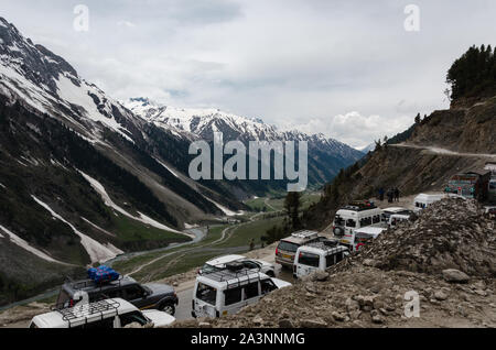 Verkehrsstaus während der touristischen Saison das ist Sommer auf Zoji La Pass, Srinagar - Leh National Highway, Jammu und Kaschmir, Indien Stockfoto
