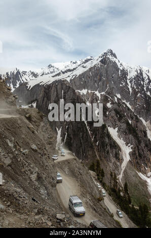 Blick auf drei Ebenen von Straße und Fahrzeuge ihren Weg bis zu machen auf dem Zoji La Pass, Srinagar - Leh National Highway, Jammu und Kaschmir, Indien Stockfoto