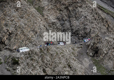 Fahrzeuge ihren Weg bis die gefährlichen Zoji La Pass, Srinagar - Leh National Highway, Jammu und Kaschmir, Indien Stockfoto