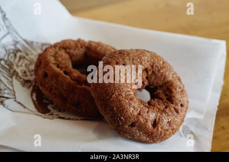 Waterbury, Vermont - 29. September 2019: Apple Cider Donuts bei kalten Hohlen Cider in Waterbury, Vermont. Stockfoto