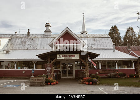 Waterbury, Vermont - 29. September 2019: Besuch in Kalten hohlen Apfelwein für den berühmten Apfelwein Donuts und Apple Cider in Waterbury, Vermont. Stockfoto