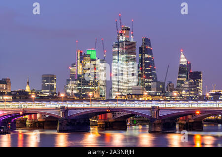 London Skylines Gebäude mit Themse Sonnenuntergang Dämmerung in London UK. Stockfoto