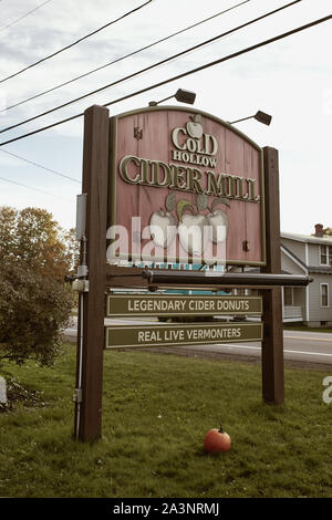 Waterbury, Vermont - 29. September 2019: Holz- am Eingang der Kalten hohlen Cider in Waterbury, Vermont unterzeichnen. Stockfoto