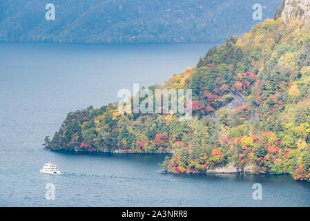 Luftaufnahme von Herbst Herbst Berg mit See towada in Japan Tohoku Aomori Stockfoto