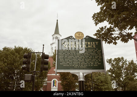 Burlington, Vermont - 29. September 2019: Historische Markierung an der Church Street Marketplace und First Unitarian Universalist Gesellschaft Kirche Stockfoto