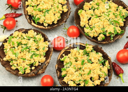 Portobello Pilze caps gefüllt mit Käse fertig gebacken werden. Ansicht von oben Stockfoto