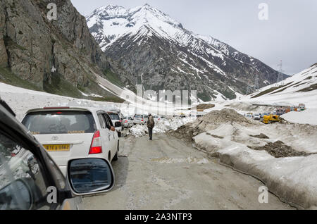 Verkehr aufgereiht warten auf den Schnee Schneidemaschine der Schnee auf Srinagar - National Highway in Leh, Ladakh, Indien zu löschen Stockfoto