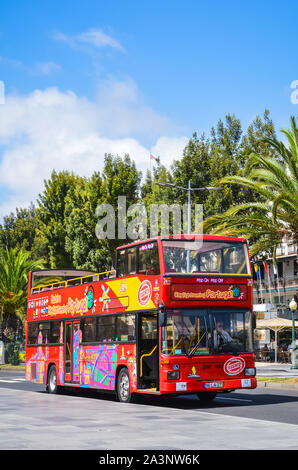 Funchal, Madeira, Portugal - September 10, 2019: rote Doppeldecker Sightseeing Bus fahren mit Touristen auf der Straße in Madeiras Hauptstadt. Hop on-Hop off-Busse, Transport Service. Touristische Attraktion. Stockfoto