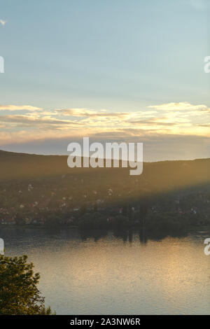 Tolle Aussicht auf die Donau von der Aussichtsturm von Salomo in der vysehrad Festung, Ungarn. Sonnenuntergang. Top Winkel anzeigen Stockfoto