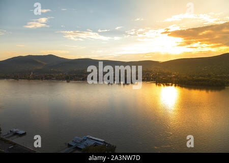 Tolle Aussicht auf die Donau von der Aussichtsturm von Salomo in der vysehrad Festung, Ungarn. Sonnenuntergang mit Wasser Reflexion. Top Winkel anzeigen Stockfoto